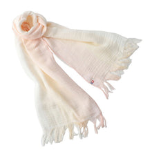 Cargar imagen en el visor de la galería, Stole Gradient Salmon Pink x Ivory Approx. 58 x 185cm (including fringe) GU-2800