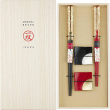 Load image into Gallery viewer, Painted chopsticks Couple painted chopsticks Issou Zuiun & Painted chopstick rest Foil scattering