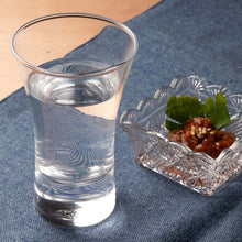 Laden Sie das Bild in den Galerie-Viewer, Toyo Sasaki Glass Cold Sake Glass, Recommended by the Japan Sake Brewers Association, 110ml, Made in Japan, Dishwasher Safe, J-09112 (Sake Glass, Sake Cup, Sake Glass, Cold Sake, Evening Drink, Home Drinking, Entertaining, Party)