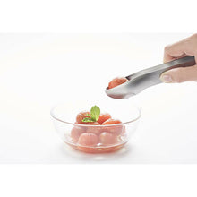 Laden Sie das Bild in den Galerie-Viewer, EAtoCO Hasam S Tongs Silver Approx. 13.5 x 6.5 x 2.4cm AS0053 (Small Small Mini Stainless Steel Floating Share Salad Pasta Cooking Kitchen)