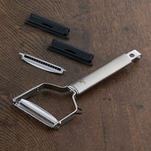 Cargar imagen en el visor de la galería, KAI Sekimagoroku Peeler Slice&Julienne Set Regular Made In Japan Silver