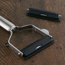 Cargar imagen en el visor de la galería, KAI Sekimagoroku Peeler Slice&Julienne Set Regular Made In Japan Silver