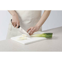 Cargar imagen en el visor de la galería, KAI Sekimagoroku Wakatake Kitchen Knife Santoku Dishwasher-safe Made In Japan Silver 165mm