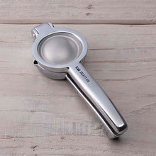 Load image into Gallery viewer, KAI SELECT100 Mini Squeezer Silver Small Citrus Juicer