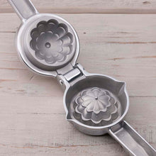 Load image into Gallery viewer, KAI SELECT100 Mini Squeezer Silver Small Citrus Juicer
