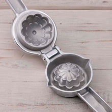 Load image into Gallery viewer, KAI SELECT100 Mini Squeezer Silver Small Citrus Juicer