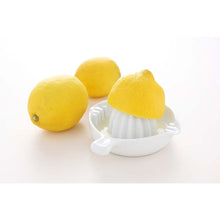 Load image into Gallery viewer, KAI SELECT100 Lemon Squeeze Citrus Juicer
