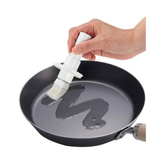 Muat gambar ke penampil Galeri, ASVEL Forma One Push Oil Dispenser(Springloaded) 2325 White