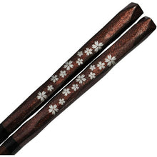 Laden Sie das Bild in den Galerie-Viewer, A pair of painted chopsticks, Kezurizakura
