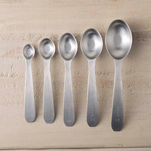 Cargar imagen en el visor de la galería, KAI SELECT100 Measuring Spoon Oval-type 5 Piece Set
