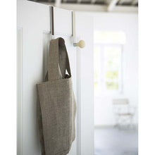Laden Sie das Bild in den Galerie-Viewer, Yamazaki Business Pair Door Hanger Light 6159 (Door Hanger Entrance Storage Clothes Hat Satchel Bag Bag Accessories Hook Door Storage Coat Clothes Silicone Door Hanger Hanger)
