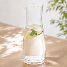 Laden Sie das Bild in den Galerie-Viewer, Toyo Sasaki Glass Water Pitcher Carafe Large 800ml Made in Japan 61203 (Water Pitcher Carafe Decanter Pitcher Jug Glass Pot Glass Pitcher Water Pitcher Water Carafe Glass Jug)
