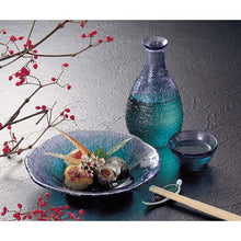 Laden Sie das Bild in den Galerie-Viewer, Toyo Sasaki Glass Sake Set: Sake Bottle (290ml) x 1, Sake Cups (40ml) x 2, Made in Japan (G604-M77)
