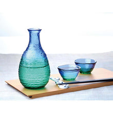 Laden Sie das Bild in den Galerie-Viewer, Toyo Sasaki Glass Sake Set: Sake Bottle (290ml) x 1, Sake Cups (40ml) x 2, Made in Japan (G604-M77)
