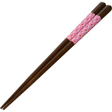 Laden Sie das Bild in den Galerie-Viewer, Painted chopsticks, Fujibiyori, dishwasher safe, made in Japan, pink, approx. 21cm
