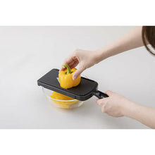 Laden Sie das Bild in den Galerie-Viewer, KAI Sekimagoroku Kitchen Knife Adjustable V Slicer with Guard Regular Made In Japan Approx. 10×32.5×5.9cm 
