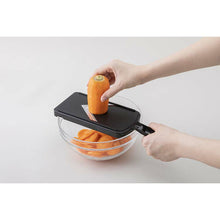 Cargar imagen en el visor de la galería, KAI Sekimagoroku Kitchen Knife Adjustable V Slicer with Guard Regular Made In Japan Approx. 10×32.5×5.9cm 
