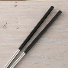 Laden Sie das Bild in den Galerie-Viewer, KAI SELECT100 Stainless Steel Chopsticks Black 33cm
