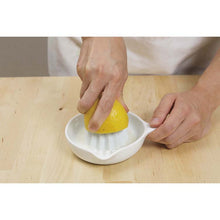 Load image into Gallery viewer, KAI SELECT100 Lemon Squeeze Citrus Juicer
