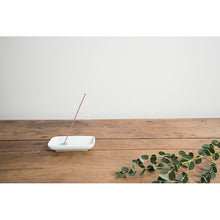 Laden Sie das Bild in den Galerie-Viewer, Kayuragi Incense &amp; Mini Ceramic Holder - White Peach 40 Sticks
